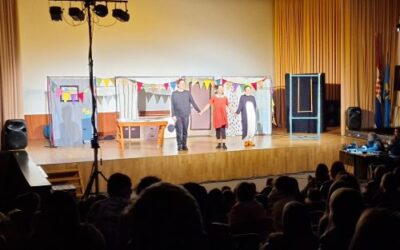 Učenici na kazališnoj predstavi