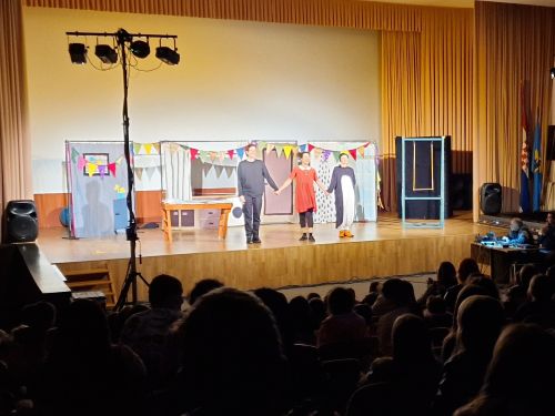 Učenici na kazališnoj predstavi